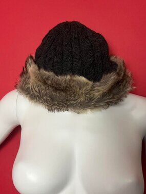 Mountain warehouse  / fluffy brimmed black toque